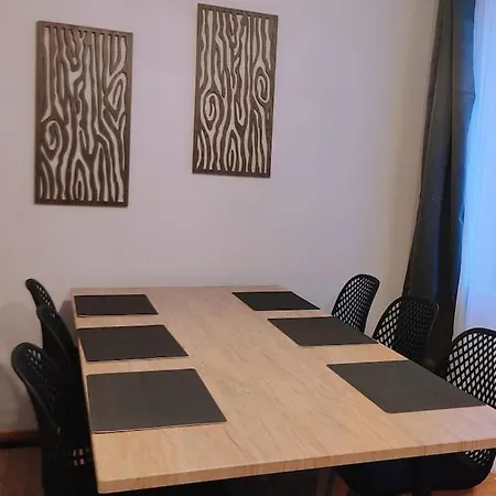 The Gast-house : Family * イシニー・シュル・メール